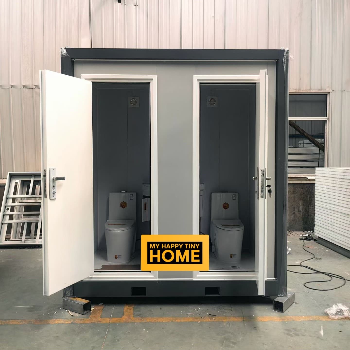 Portable double toilet unit for outdoor use